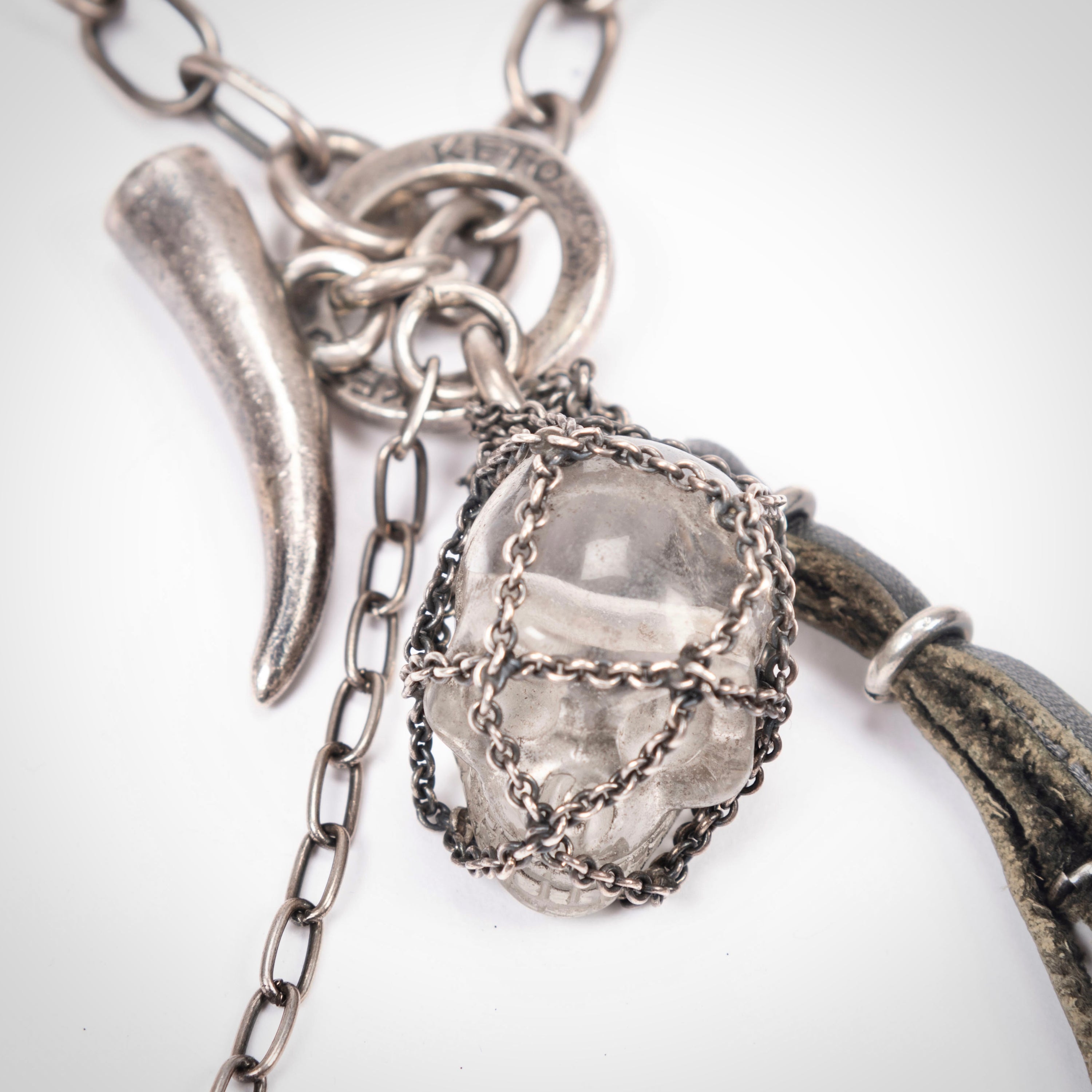 KETO:GLASS SKULL NECKLACE