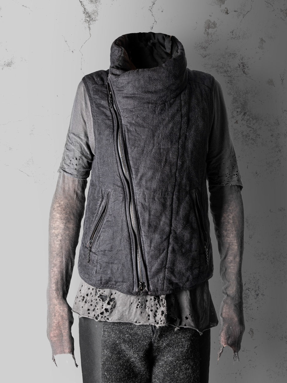 DIAGONAL CLOSURE VEST